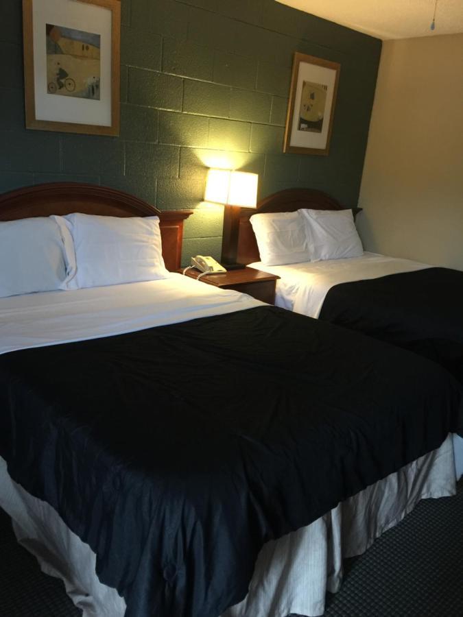 Hope Inn Lenox Екстериор снимка