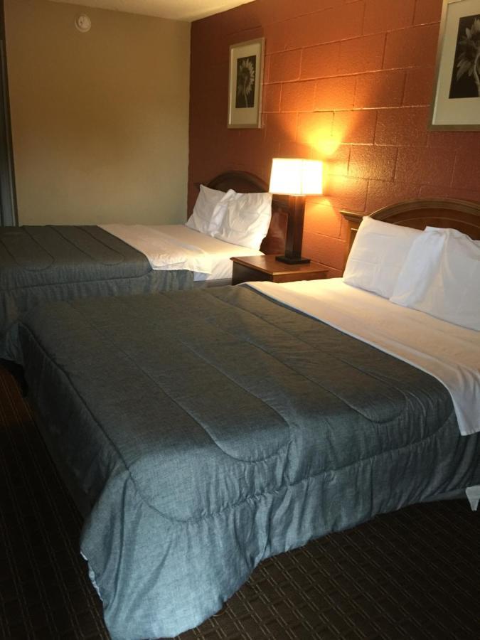 Hope Inn Lenox Екстериор снимка