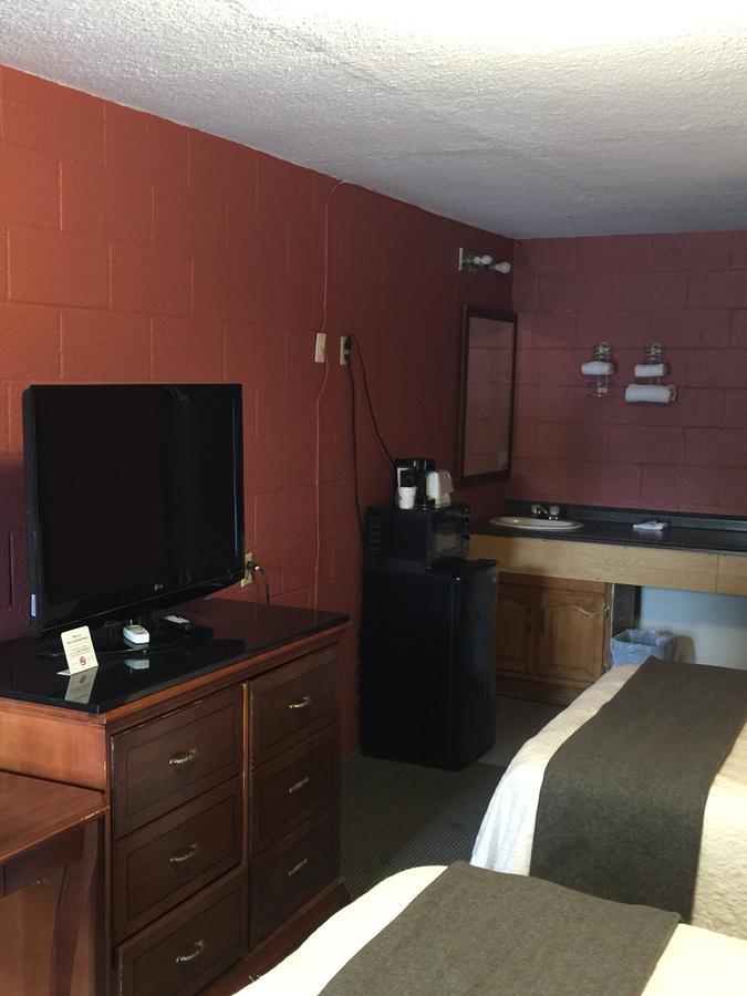 Hope Inn Lenox Екстериор снимка