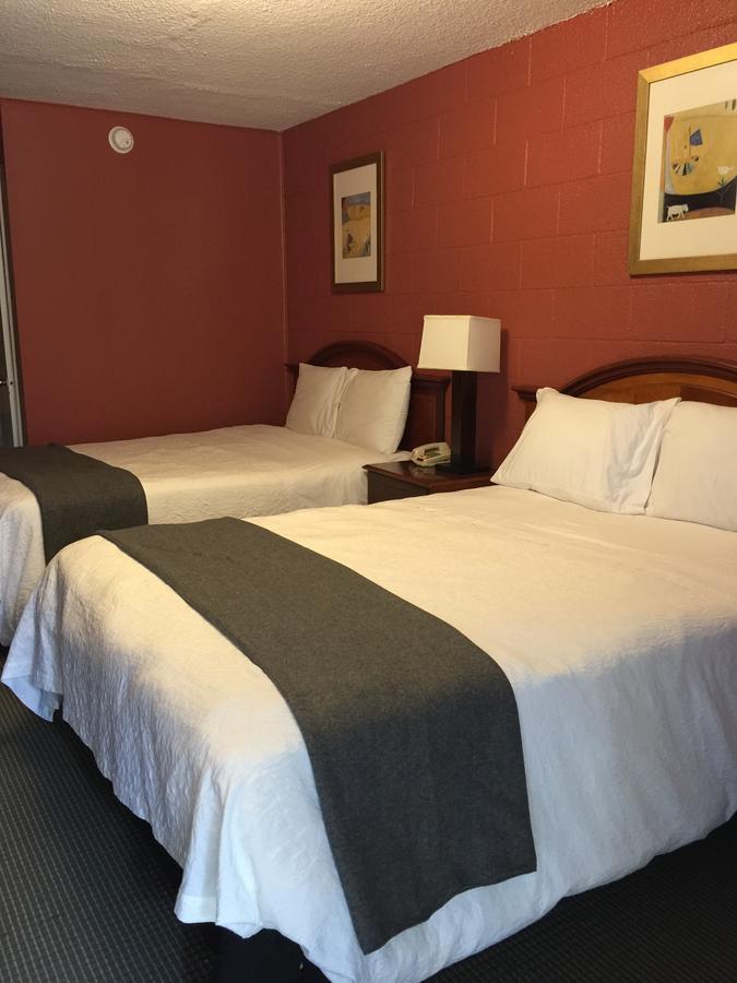 Hope Inn Lenox Екстериор снимка